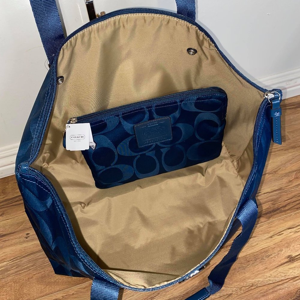 ❤️❤️SOLD❤️❤️Coach Sig Nylon Bag & Snap Pouch💙 - Picture 8 of 16